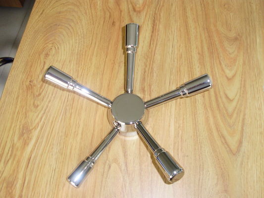 Apparecchiatura di rivestimento sottovuoto ionico multi-arco per il processo di placcatura decorativa di profili in lega di alluminio