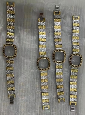Sistema di rivestimento a vuoto per apparecchiature metalliche con porta anteriore aperta singola