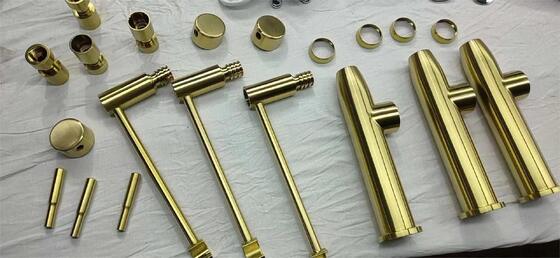 Macchina per rivestimento sottovuoto PVD per ferramenta sanitaria pesante con facile pulizia resistente alle impronte digitali e controllo completamente automatico