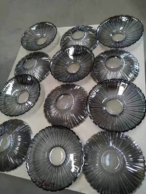 Il rivestimento a vuoto PVD attacca una splendida pellicola metallica sul vetro, ampiamente applicato per il vetro decorativo, il vetro da bere e la produzione di vetri ornamentali domestici