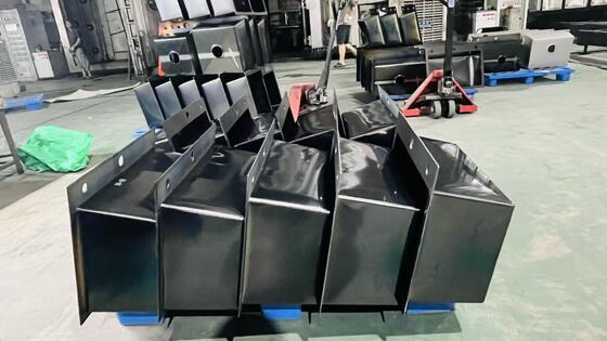 Macchina di rivestimento a vuoto PVD a camera media per la vasca da cucina in acciaio inossidabile con rivestimento nero opaco e toni decorativi personalizzati