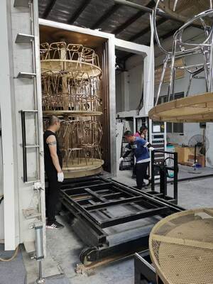 Un buon prezzo. Macchina per rivestimento in vuoto PVD resistente all'abrasione con controllo automatico completo e camera su misura in linea