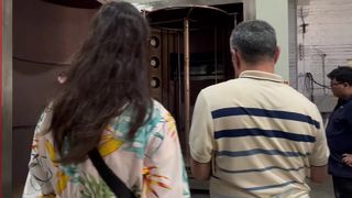Un cliente iraniano controlla i campioni rivestiti in PVD dopo i test